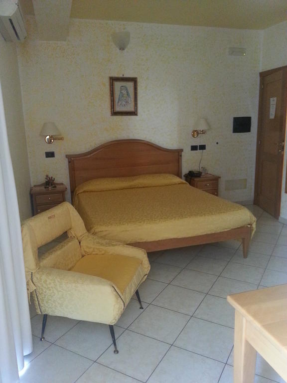 Hotel Mistef Falerna Cameră foto